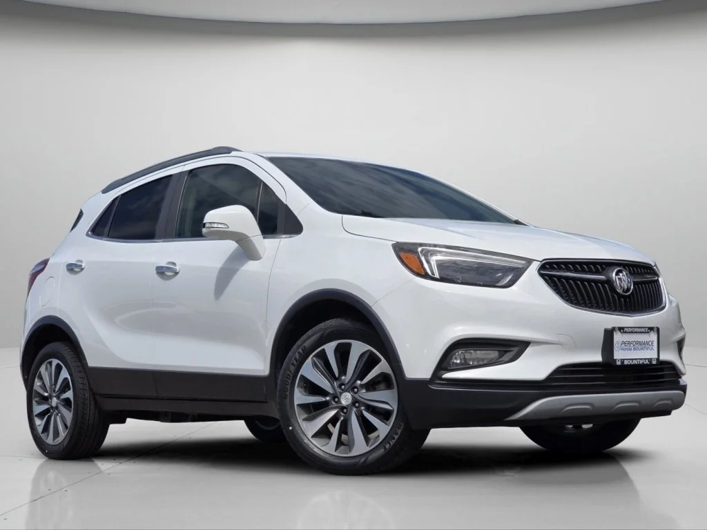 Used 2018 Summit White Buick Essence image 2