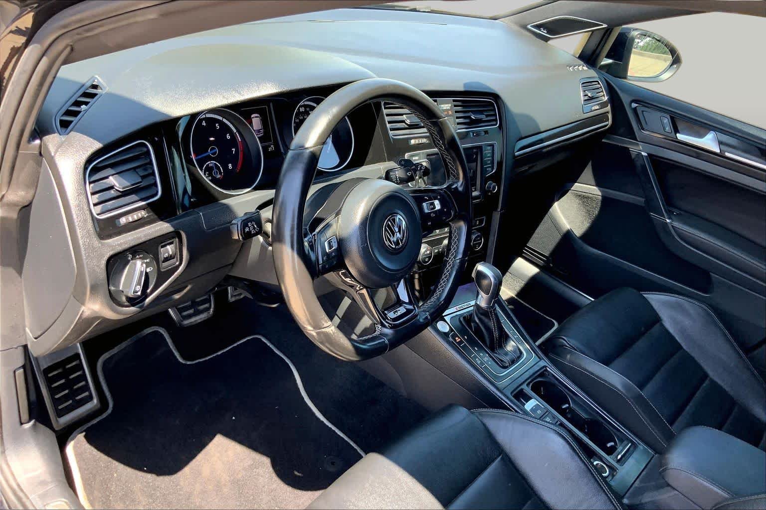 Used 2017 DEEP BLACK PEARL EFFECT Volkswagen  image 17