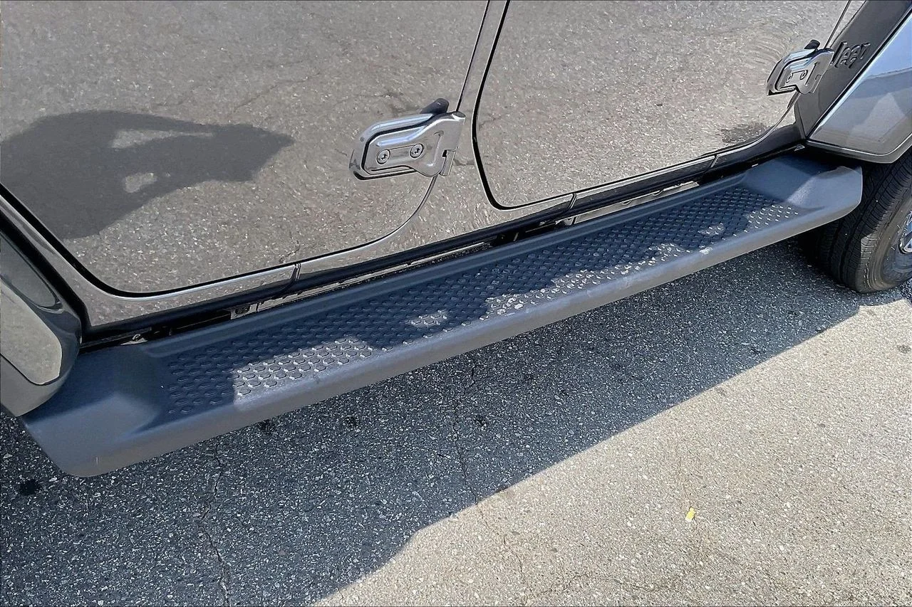 New 2026 Granite Crystal Metallic Clear-Coat Exterior Paint Jeep Sahara image 9