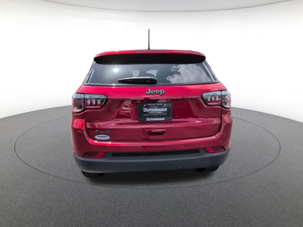 New 2026 Red Hot Pearl-Coat Exterior Paint Jeep Latitude image 6