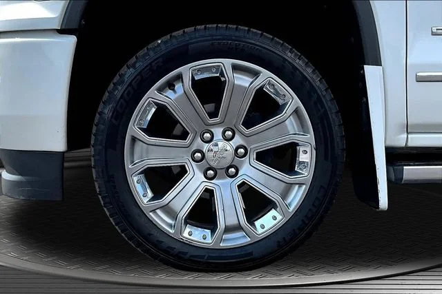 Used 2018 WHITE FROST TRICOAT GMC Denali image 35