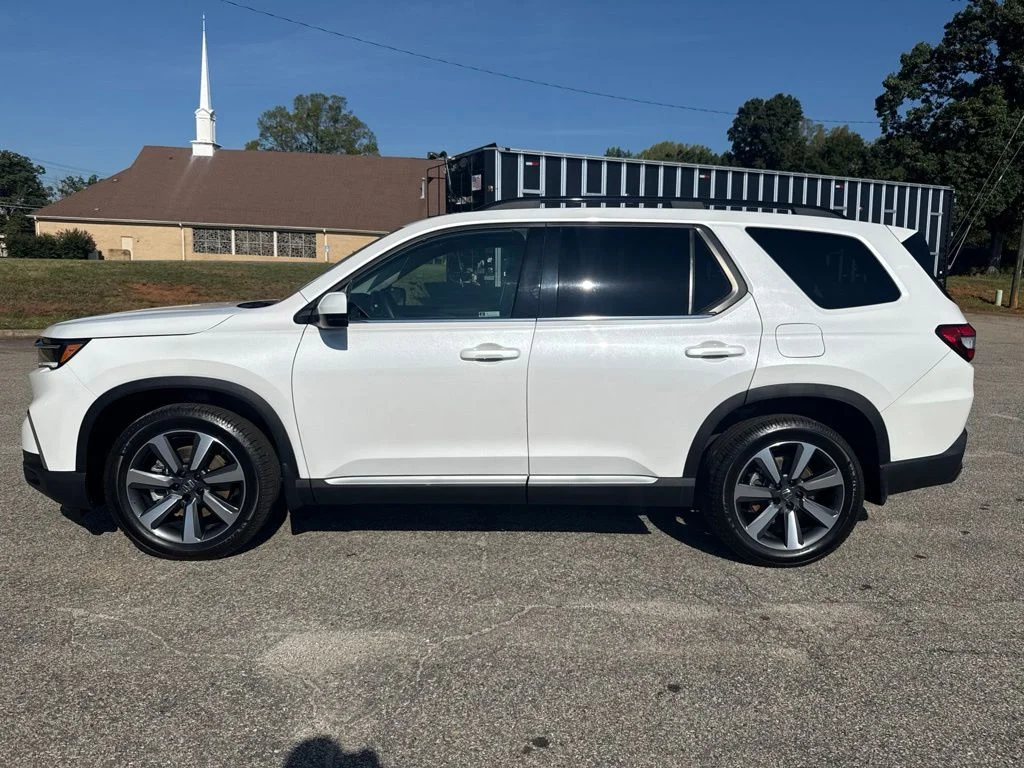 Used 2023  Honda Touring image 2