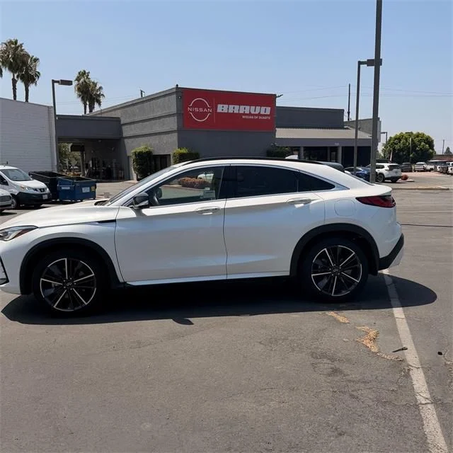 Used 2025 White INFINITI LUXE image 4