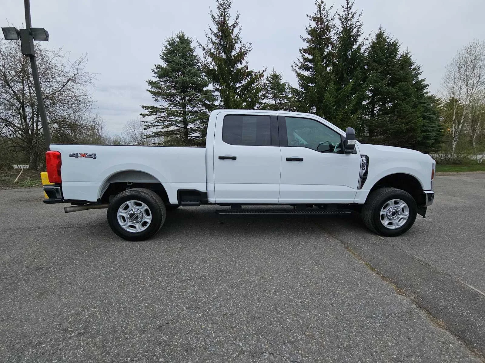 Used 2025 Oxford White Ford XLT image 8
