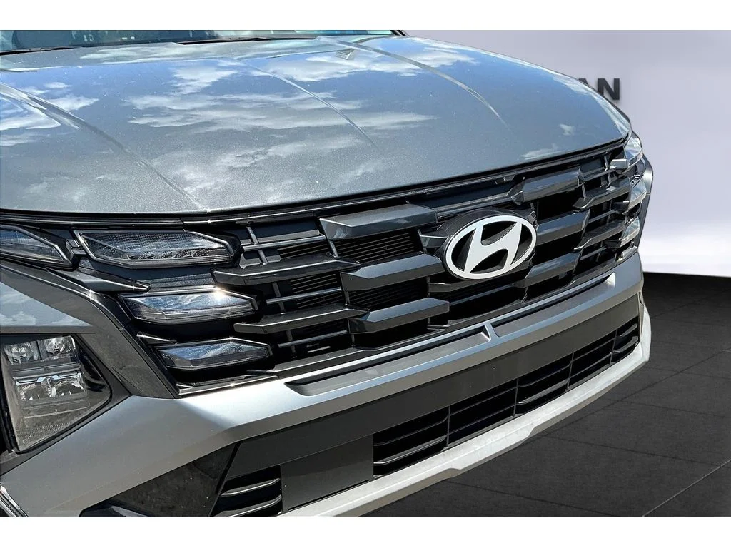 Used 2025  Hyundai SEL image 21