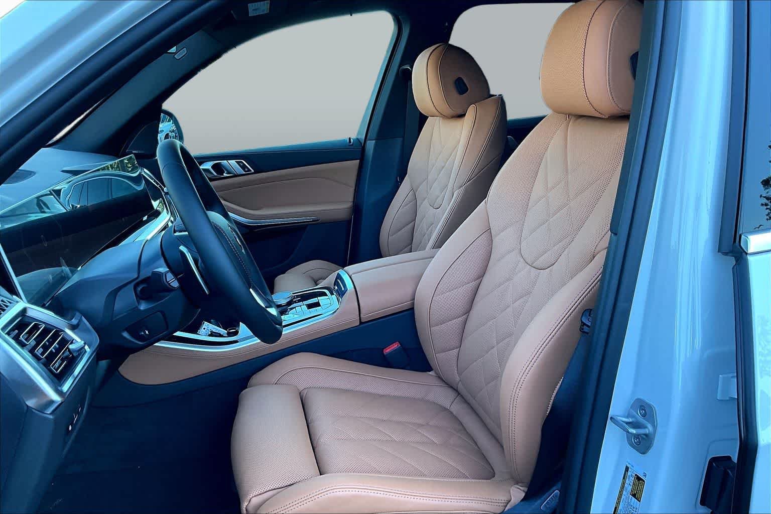 New 2026 Mineral White Metallic BMW xDrive40i image 9
