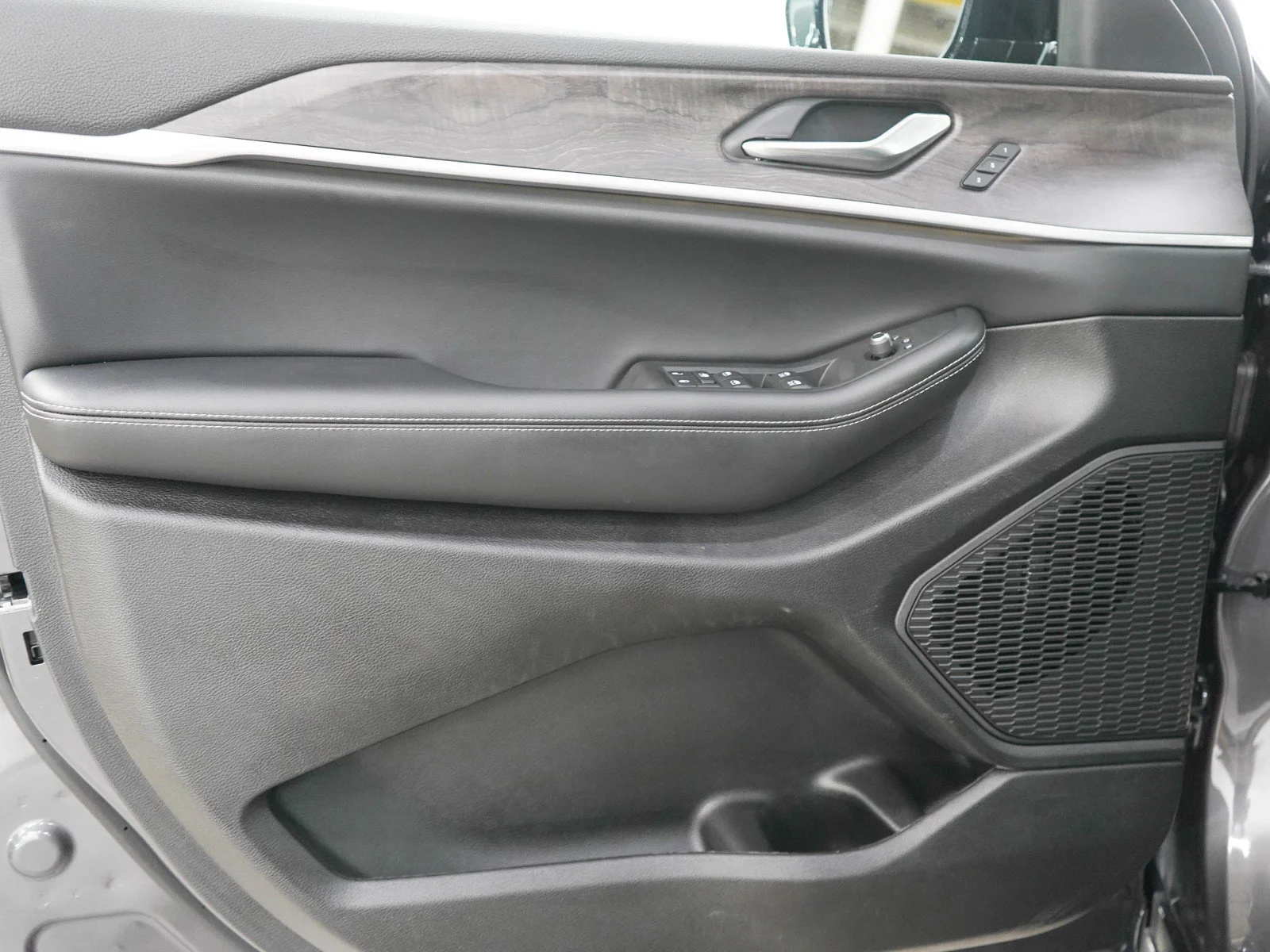 Used 2025 Baltic Gray Metallic Clearcoat Jeep Limited image 19