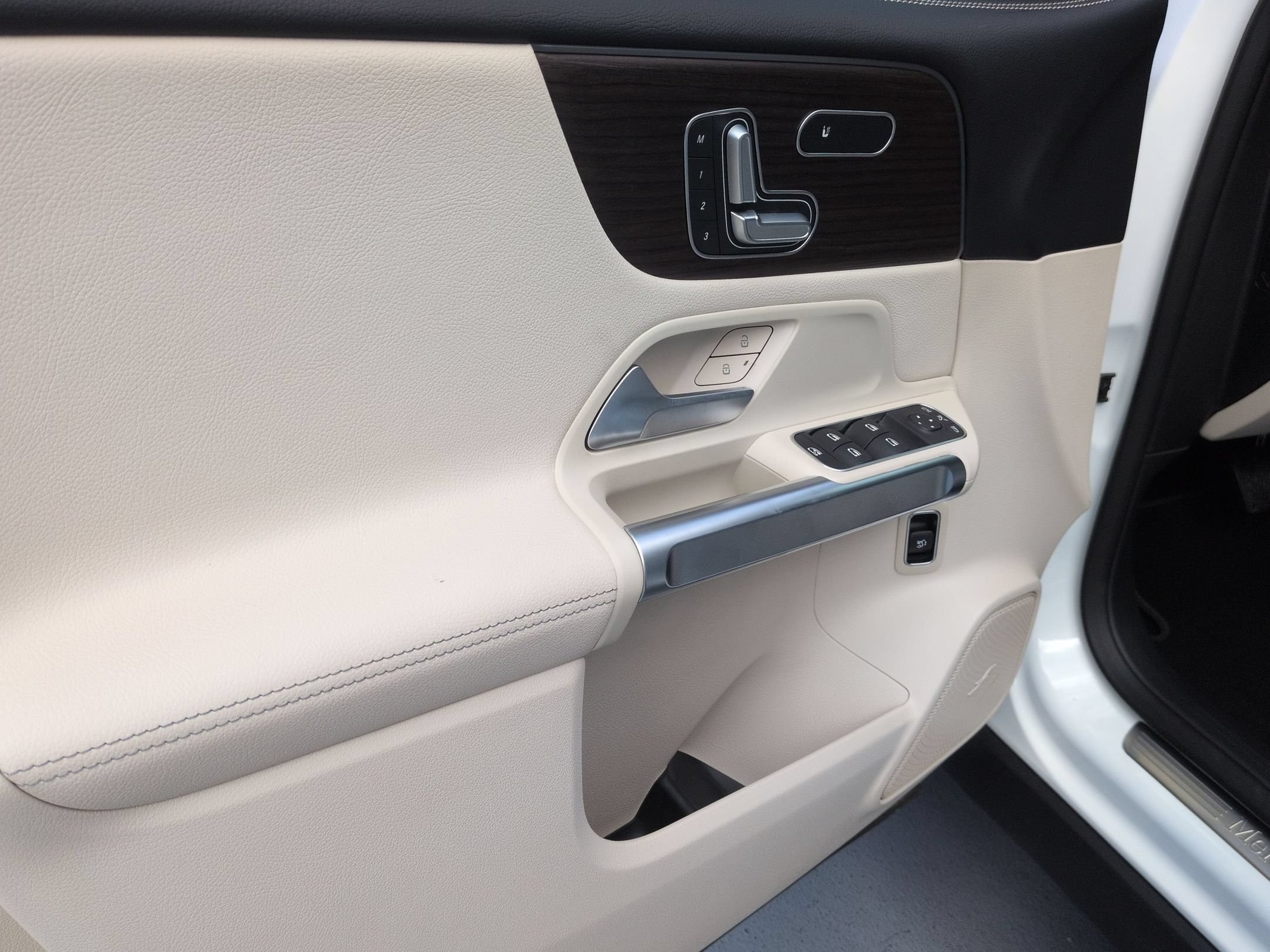 New 2026 Polar White Mercedes-Benz GLB 250 image 53