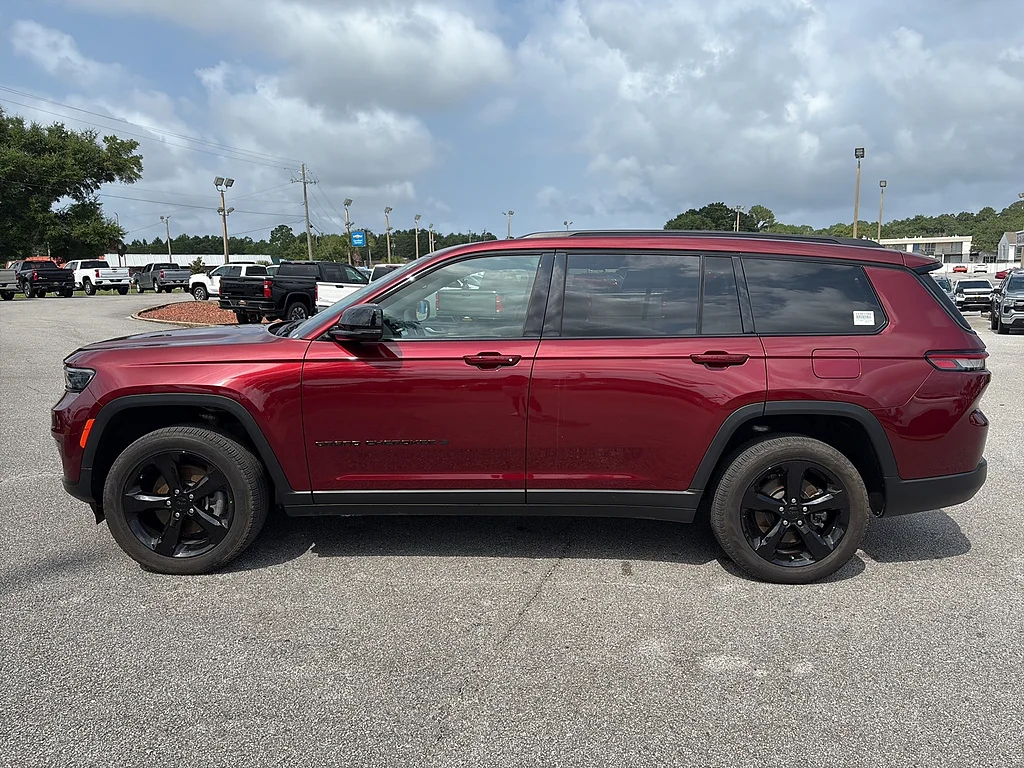 Used 2024 Velvet Red Pearl Coat Jeep  image 3