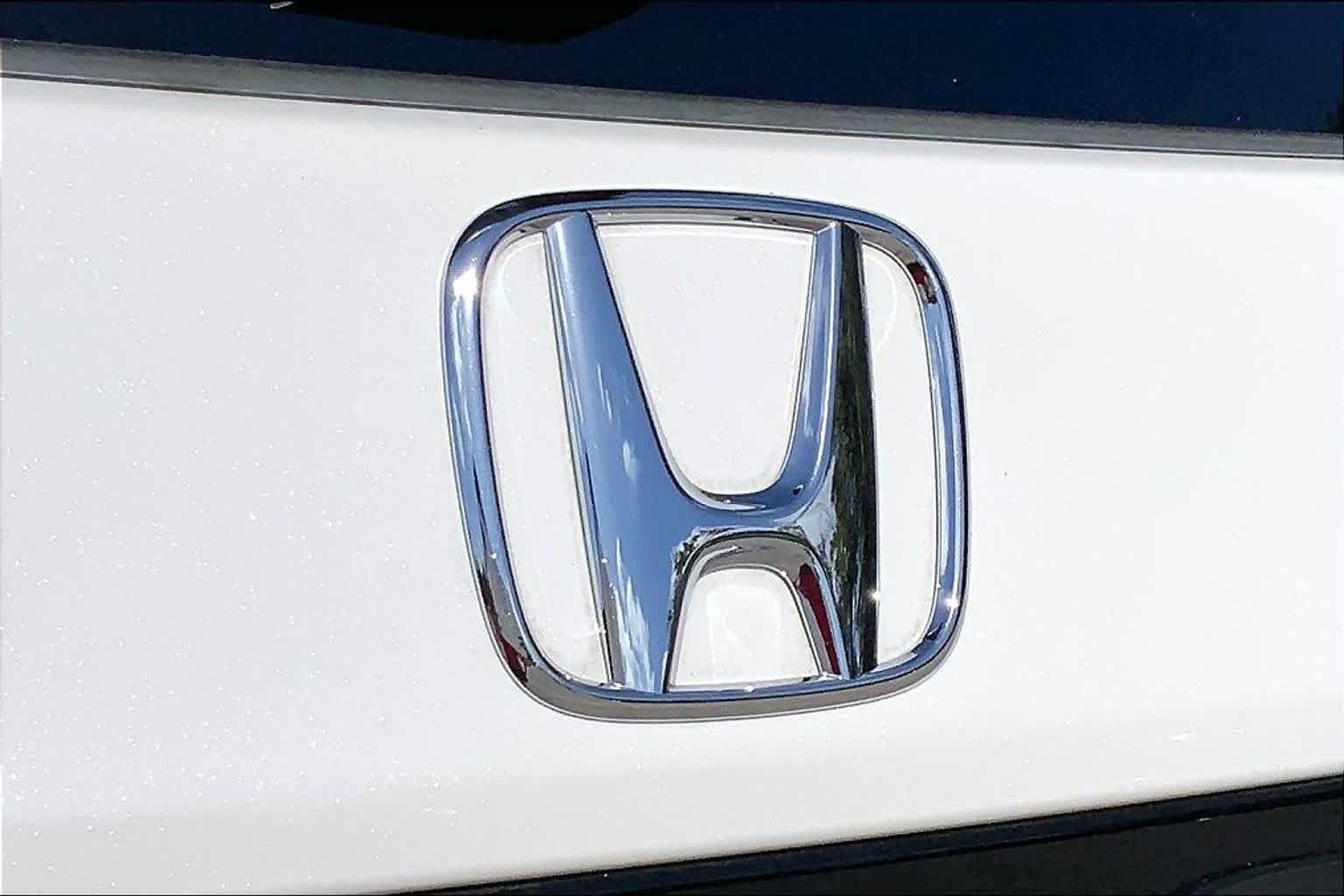 Certified Used 2025 Platinum White Pearl Honda AWD TRG image 33