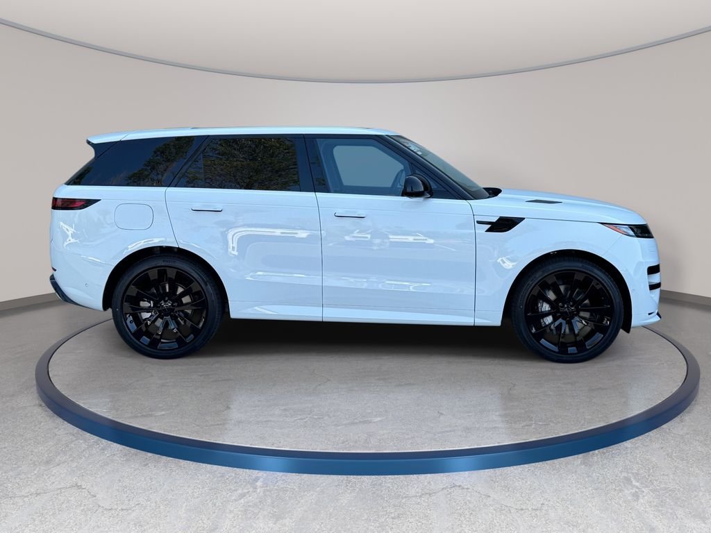New 2026 Fuji White LAND ROVER Dynamic SE image 4
