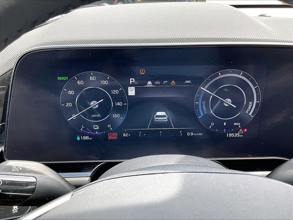 Used 2023 White Kia Wave image 25