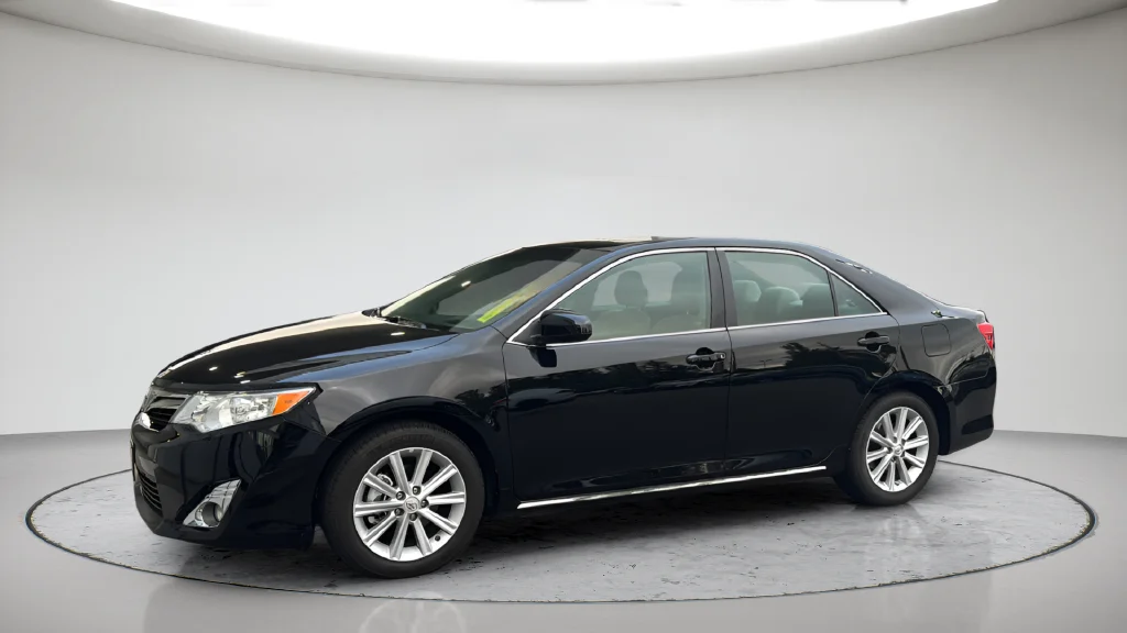 Used 2014 Black Toyota XLE image 4