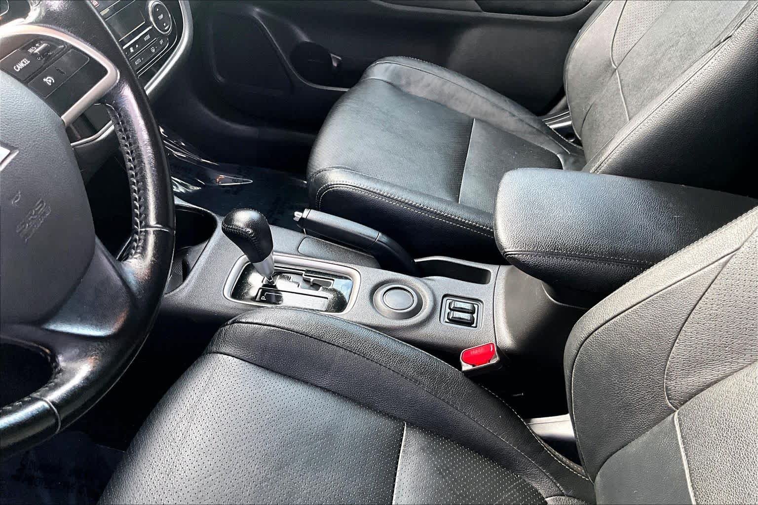 Used 2015 Rally Red Mitsubishi SE image 17