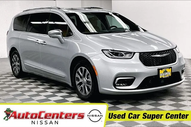 2022 Chrysler Pacifica Hybrid Pinnacle Hybrid's photo