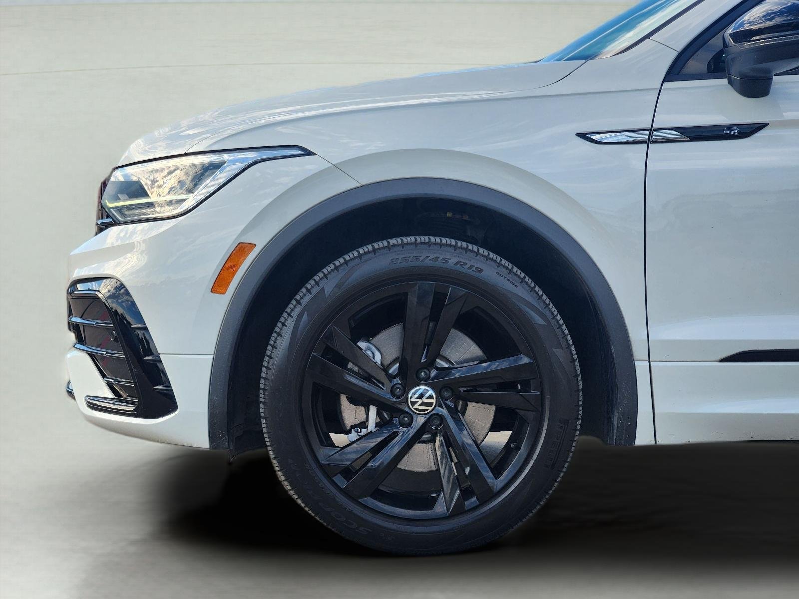 2024 Volkswagen Tiguan photo 9 of 33