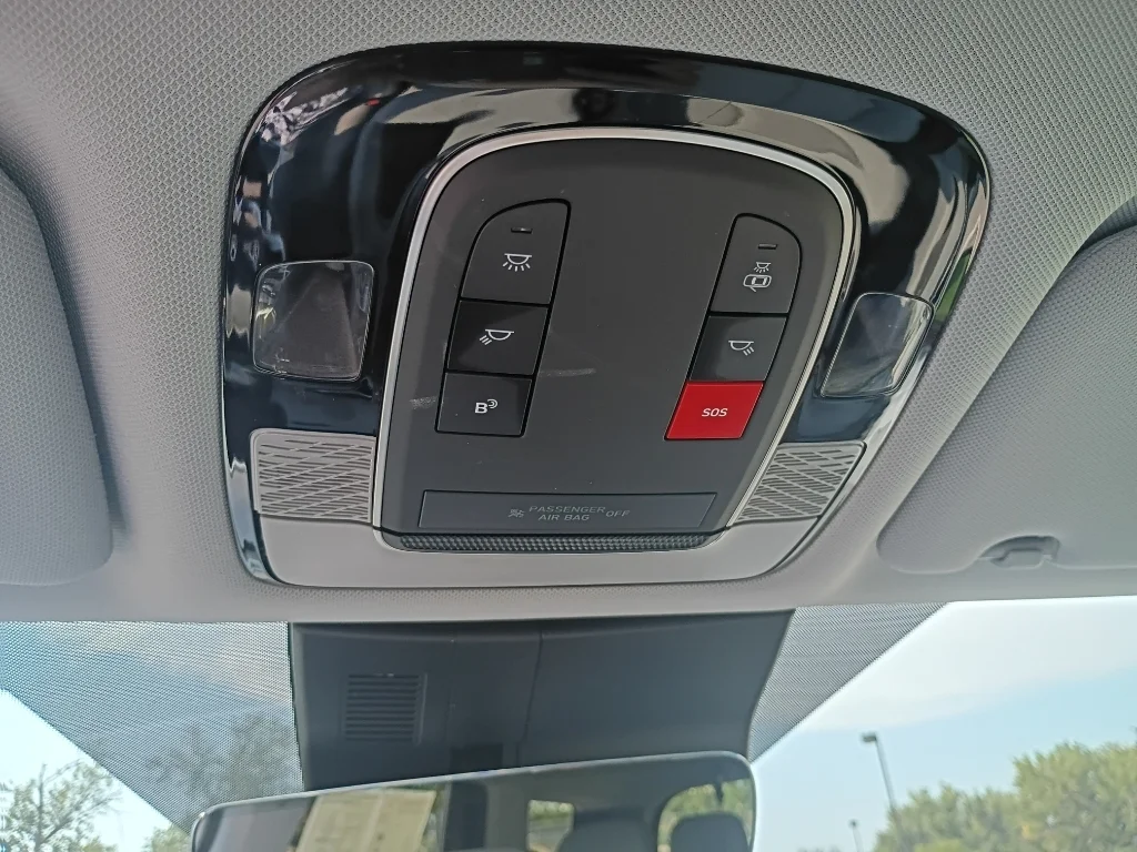 Used 2025  Hyundai SEL image 40
