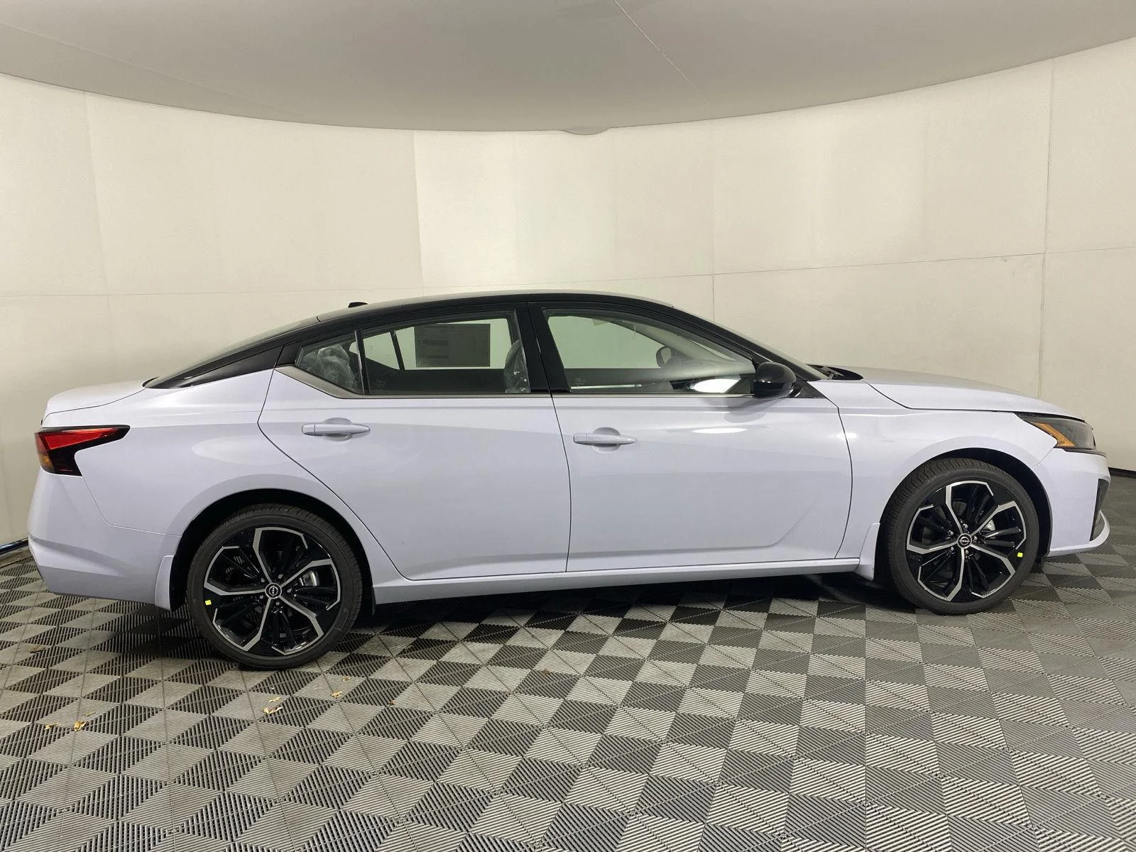 New 2026 Gray Sky Pearl / Super Black Two-tone Nissan SR image 20