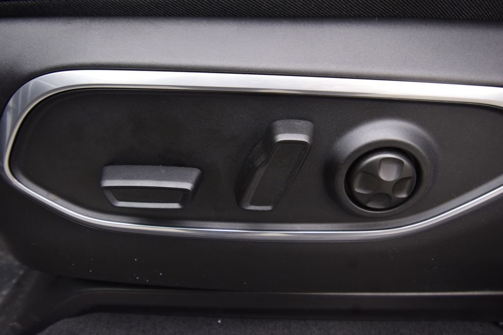 New 2026 Bright White Clear-Coat Exterior Paint Jeep Limited Reserve image 36