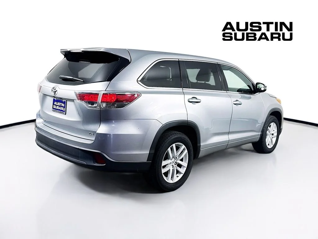 Used 2015 Silver Toyota LE image 7