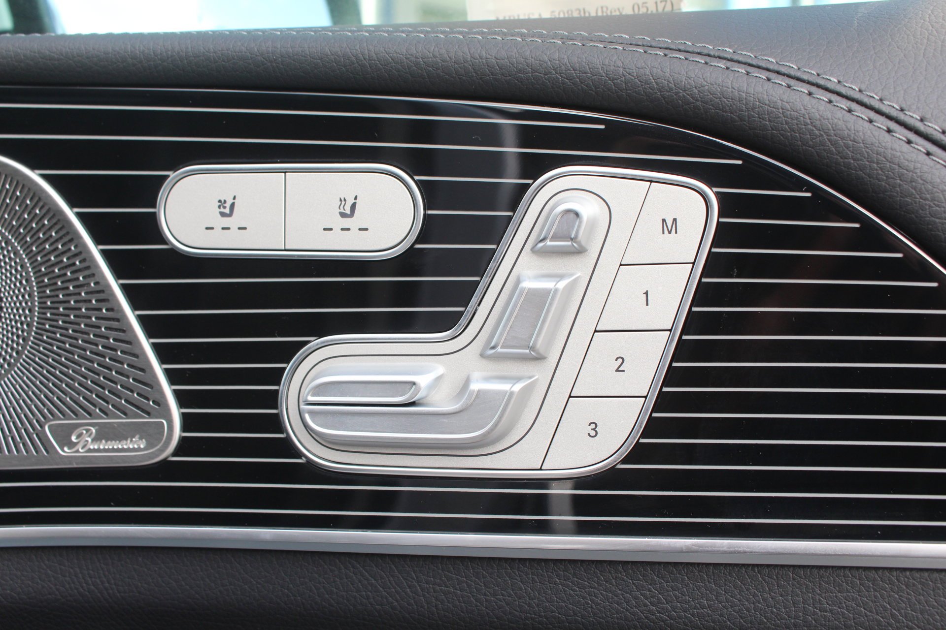 New 2026 MANUFAKTUR Moonlight White Metallic Mercedes-Benz GLS 450 image 52