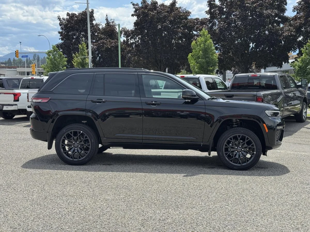 New 2026 Black Jeep Summit image 4