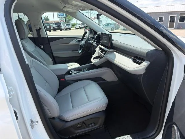 New 2026 Star White Metallic Tri-Coat Ford Active image 49
