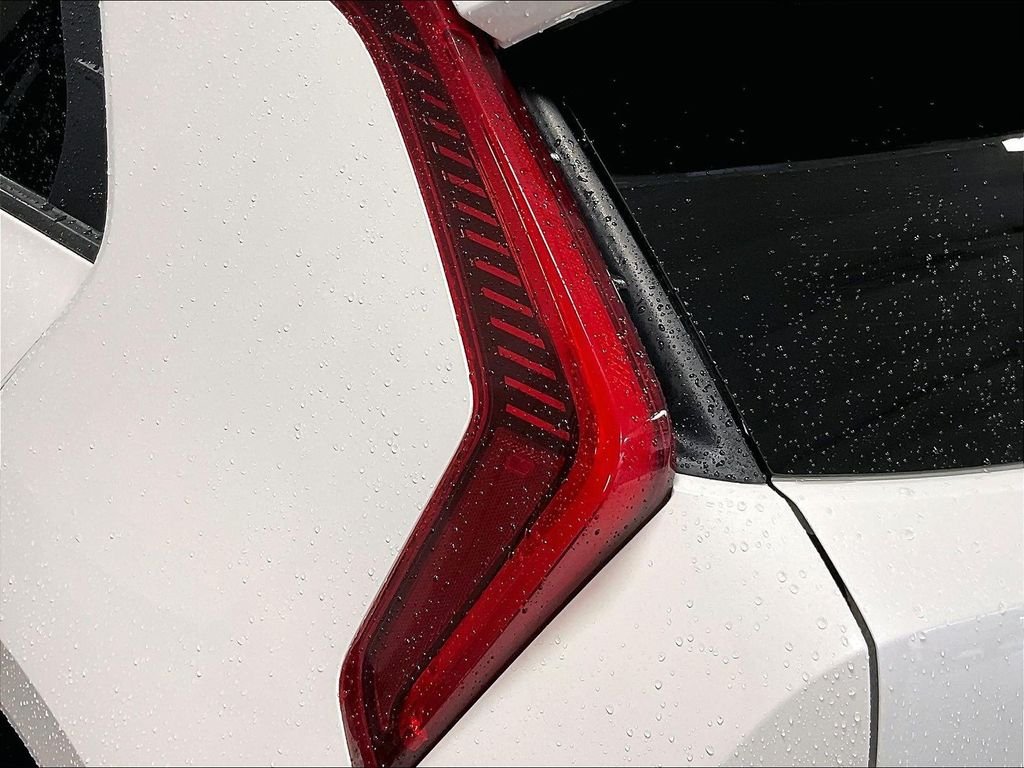 Used 2023 White Kia Wind image 33