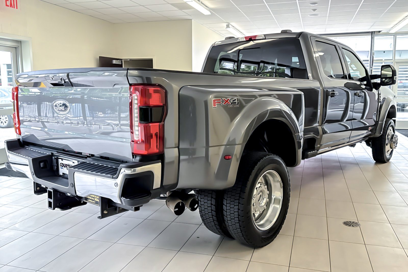 Used 2024 Gray Metallic Ford LARIAT image 4