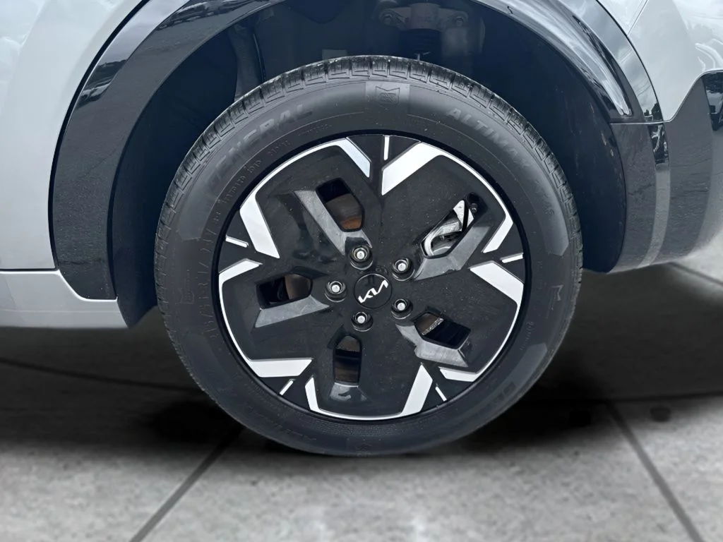 Used 2025 Gray Kia Wind image 31