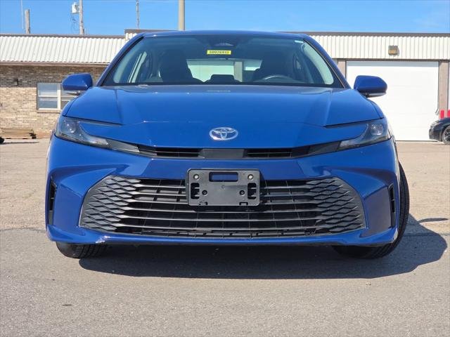 2025 Toyota Camry LE - Photo 3