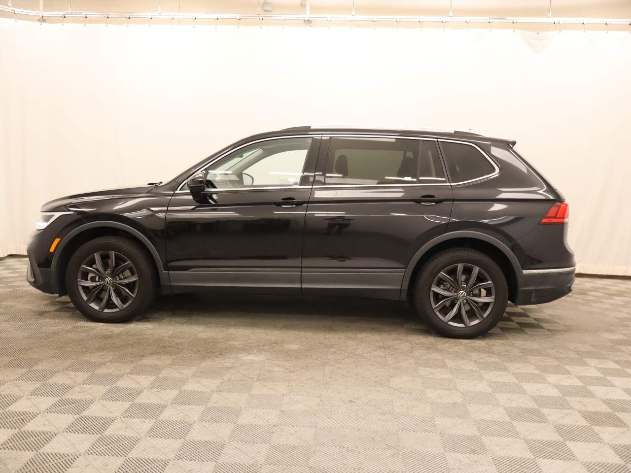 Used 2023 Deep Black Pearl Volkswagen SE image 2