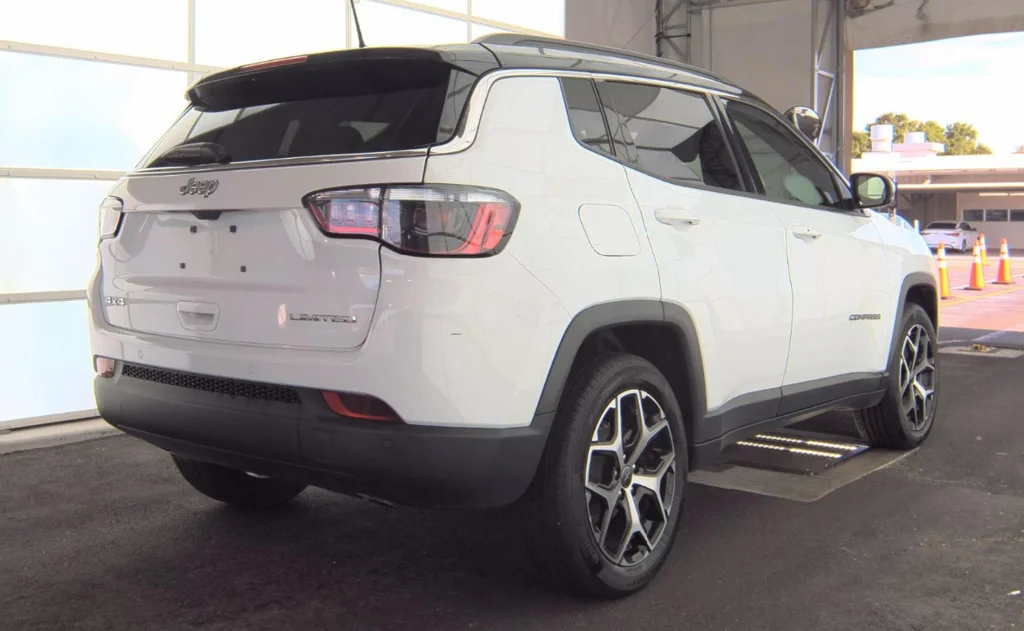 Used 2025 White Jeep Limited image 4