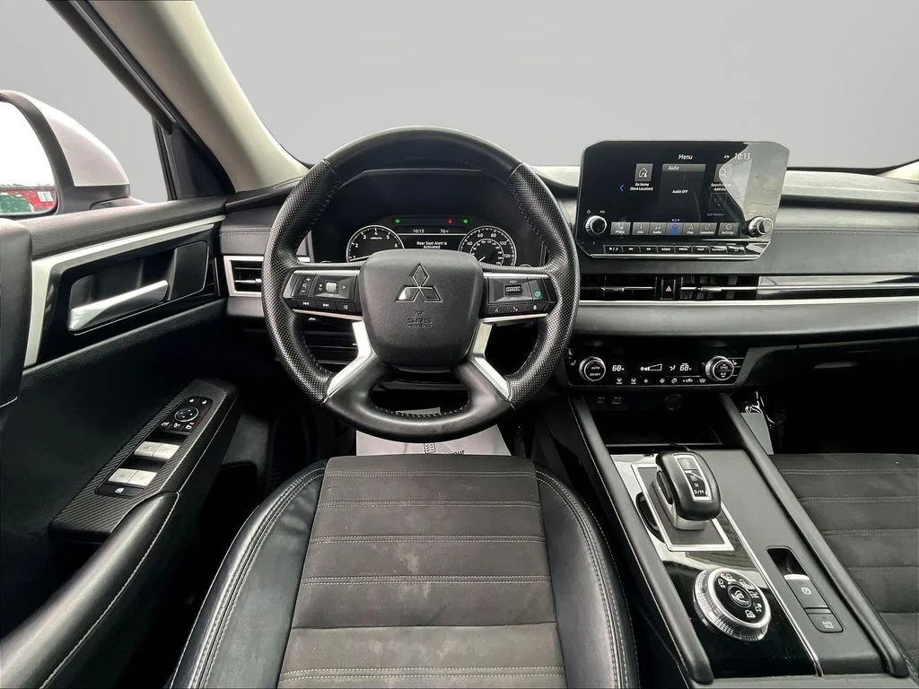 Used 2023  Mitsubishi SE image 8