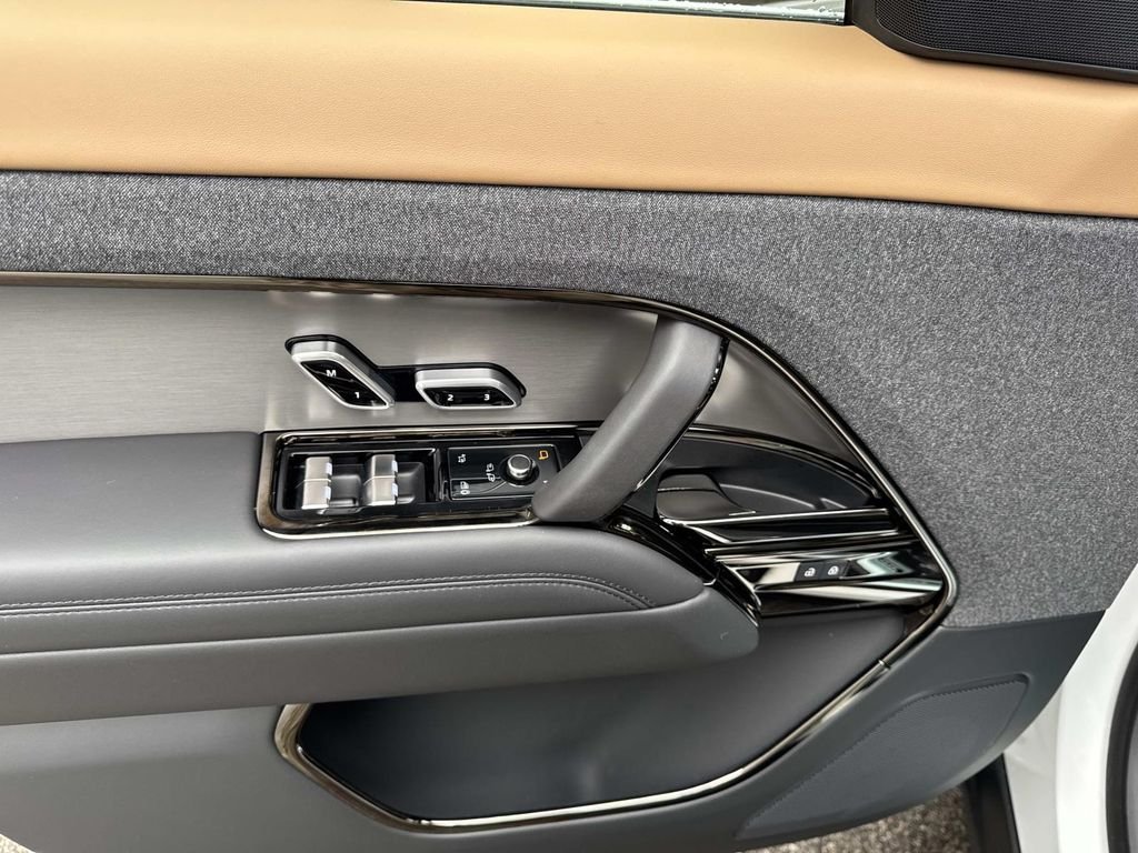 New 2026 Fuji White Land Rover Dynamic SE image 19