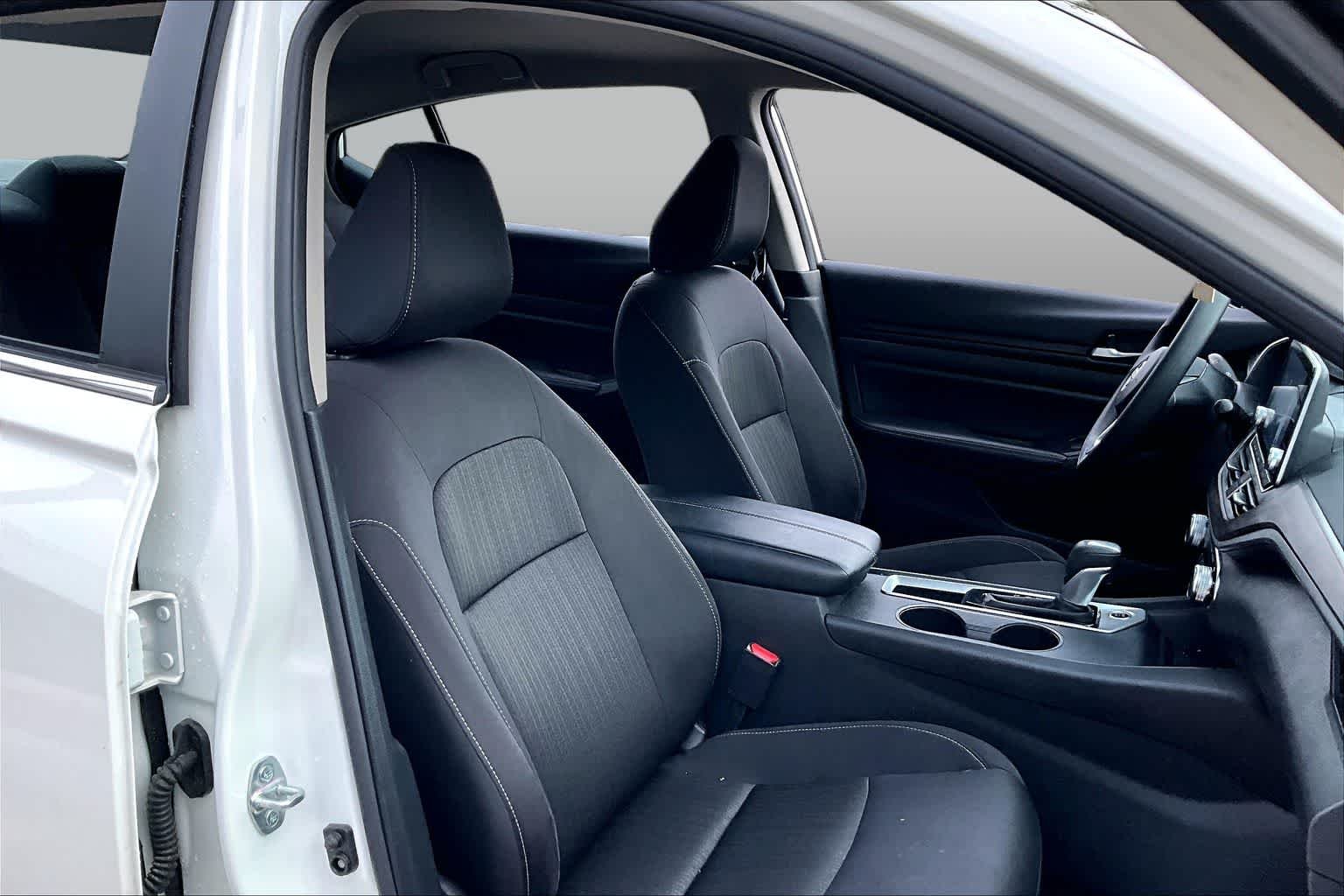 Used 2025 Glacier White Nissan SV image 9
