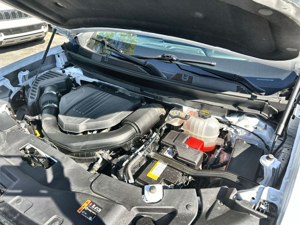 Used 2025 Summit White GMC Elevation image 29