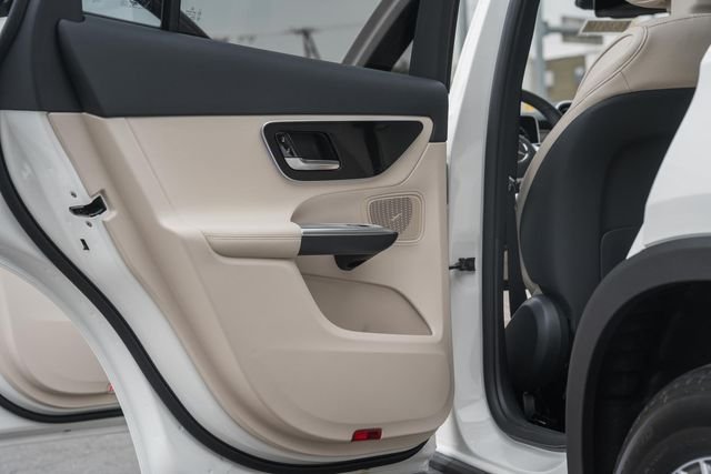New 2026 Polar White Mercedes-Benz GLC 300 image 35