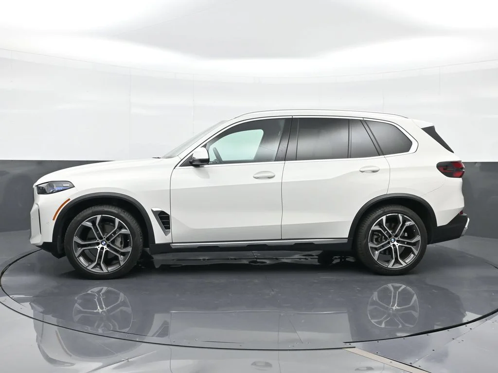 Used 2025 Alpine White BMW sDrive40i image 3