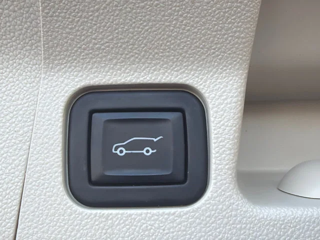 Used 2022 WHITE FROST TRICOAT GMC Denali image 19
