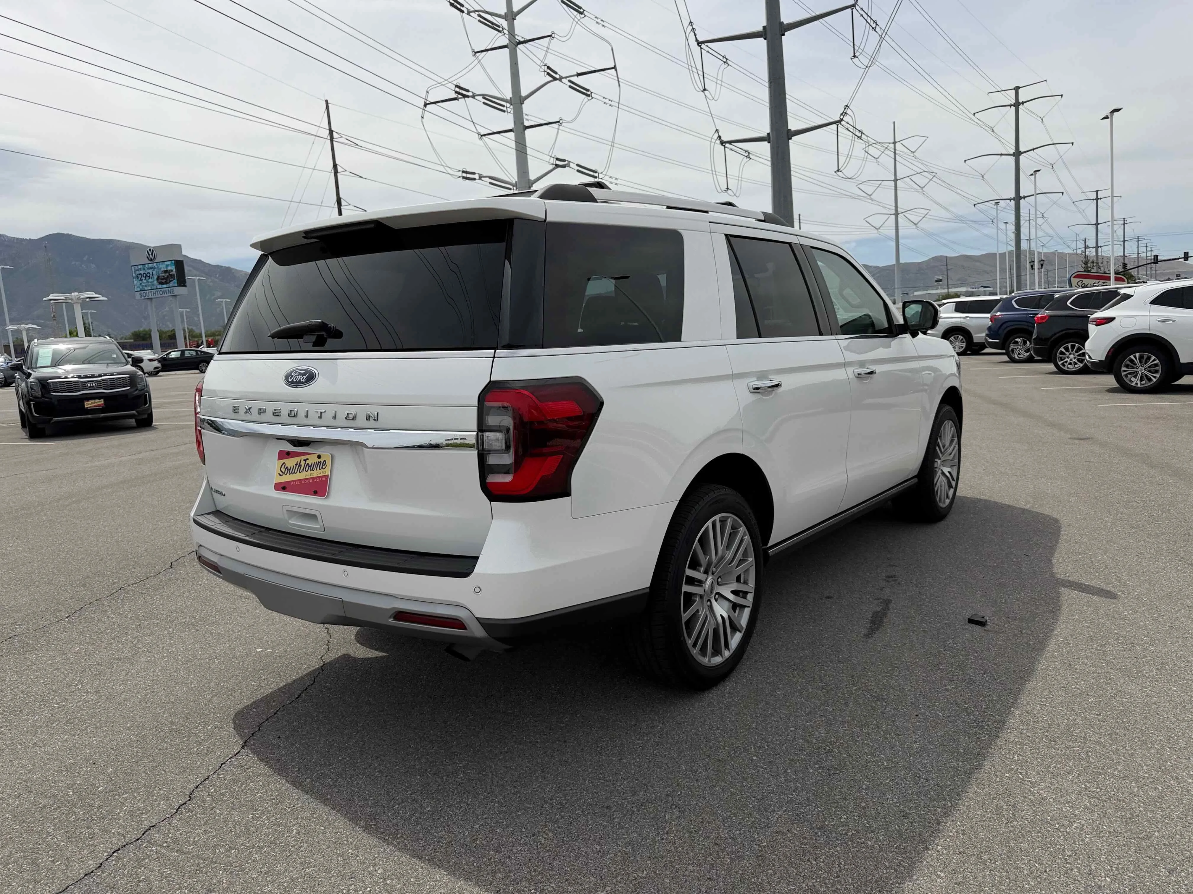 Used 2023 White Metallic Ford Limited image 7