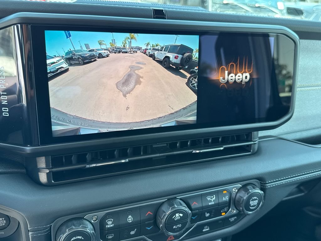 New 2026 Bright White Clear-Coat Exterior Paint Jeep Sahara image 29