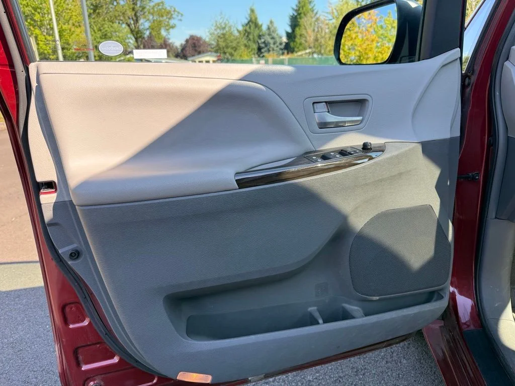Used 2016 Salsa Red Pearl Toyota XLE image 19