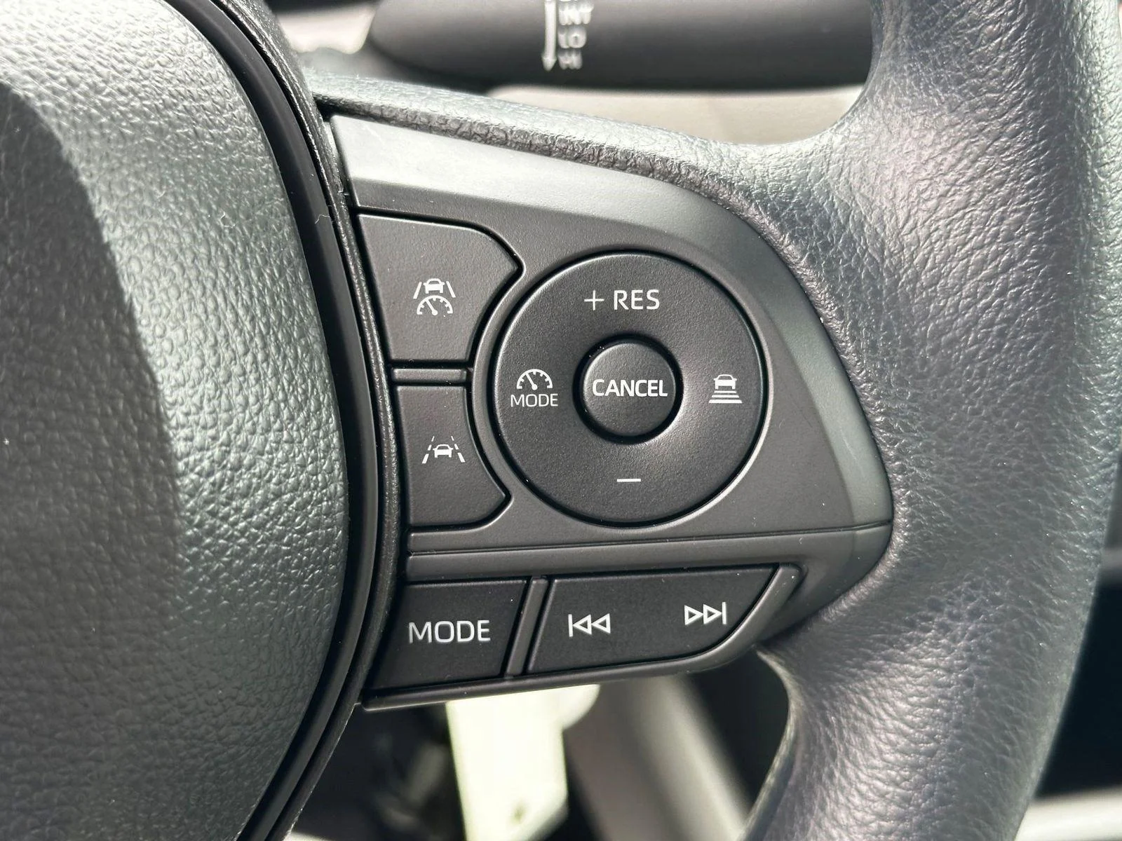 2025 Toyota Corolla Cross L - Photo 16