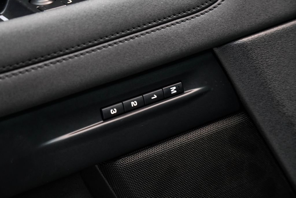 Used 2023 Black Land Rover R-Dynamic SE image 40