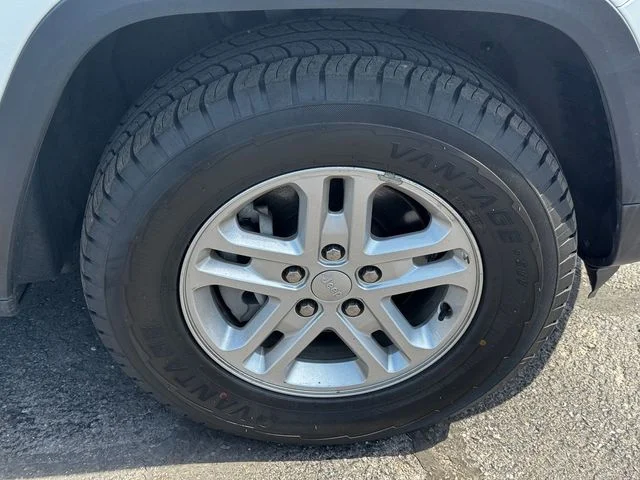 Certified Used 2024 White/off-white Jeep Laredo image 9