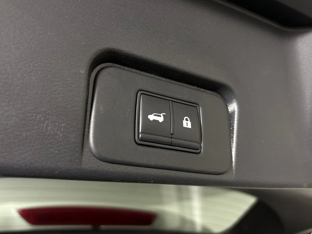 Used 2022 White Nissan SL image 36