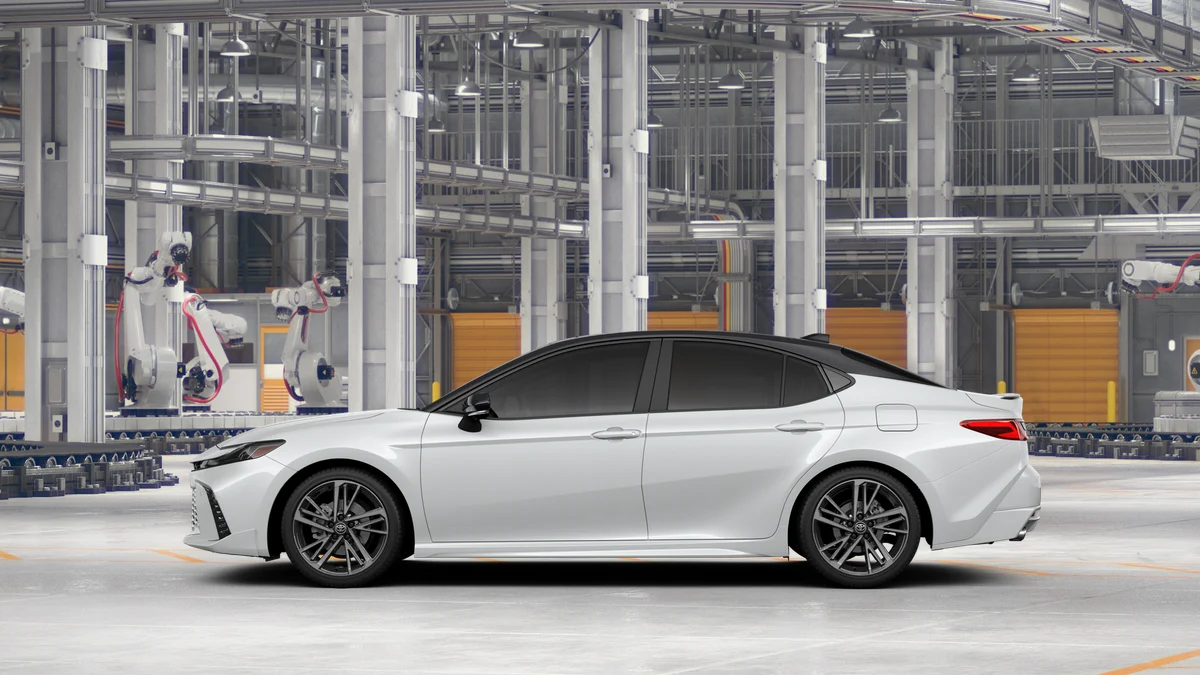 New 2026 Wind Chill Pearl with Midnight Black Metallic roof Toyota XSE image 4