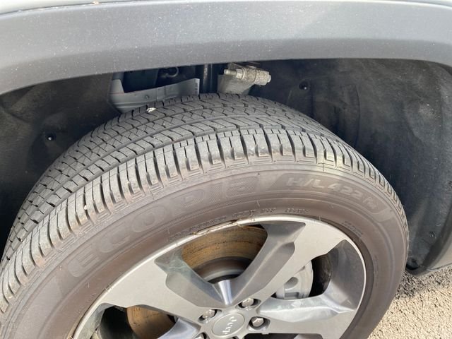 Used 2025 Silver Jeep Limited image 32