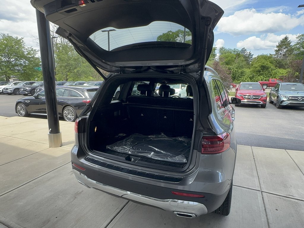 New 2026 Mountain Grey Metallic Mercedes-Benz GLB 250 4MATIC® image 14